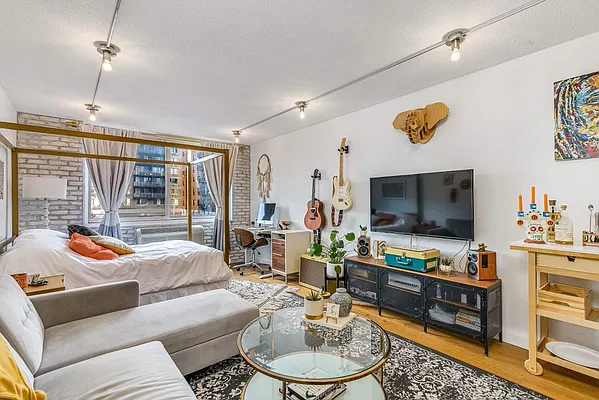 Rented by PocketBroker Inc | media 4