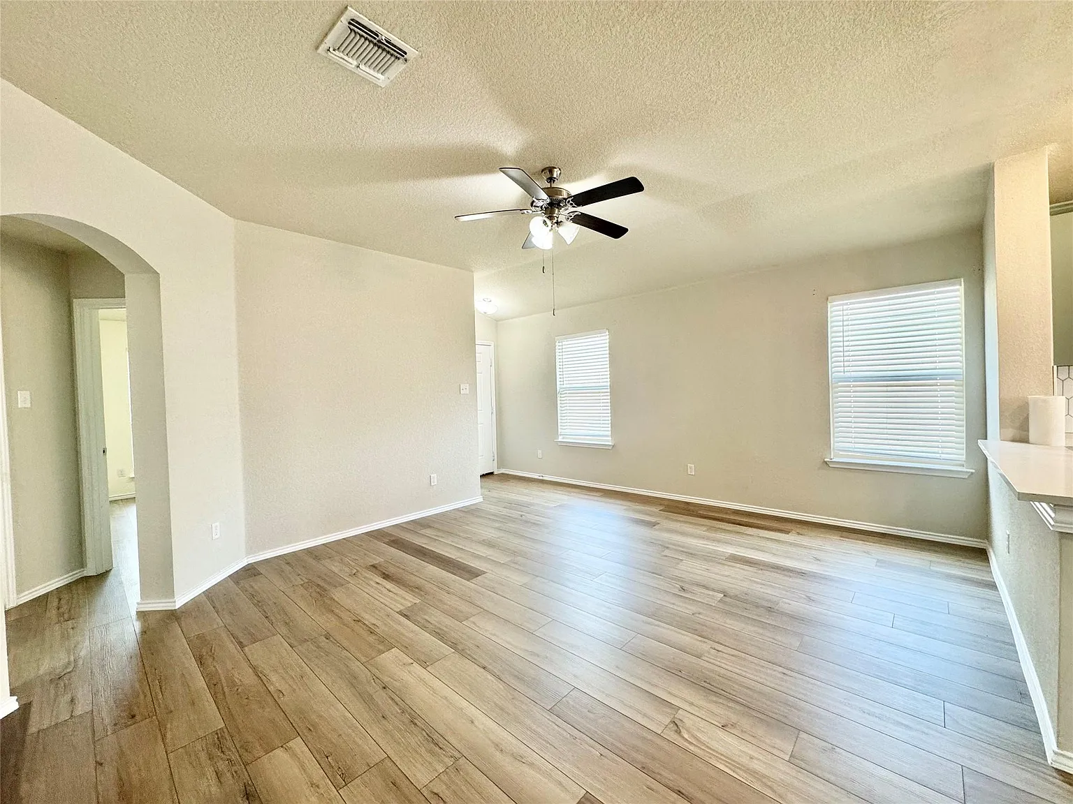 3 bed, 2.0 bath, 1340 sqft, $1,900 — Photo 3