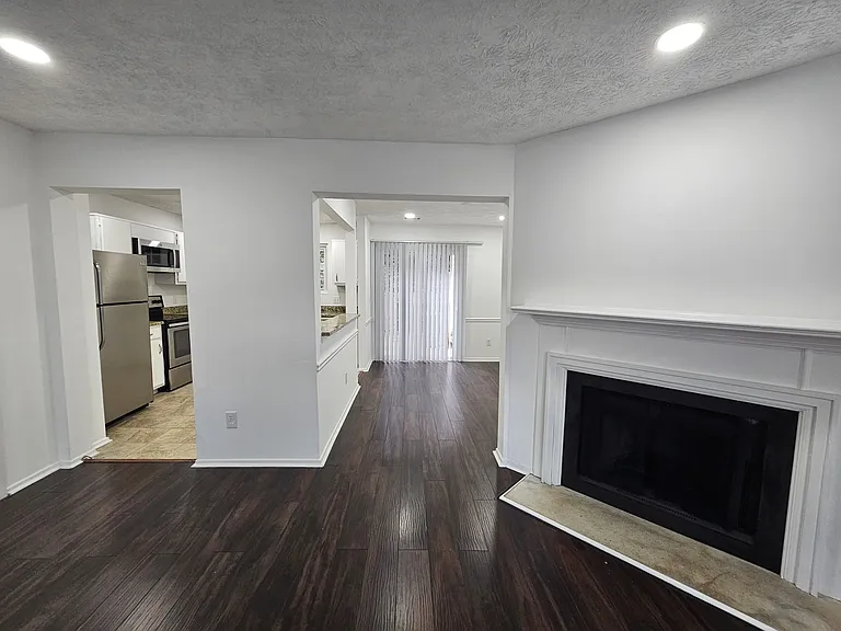 2401 Queen Anne Ct — Photo 4