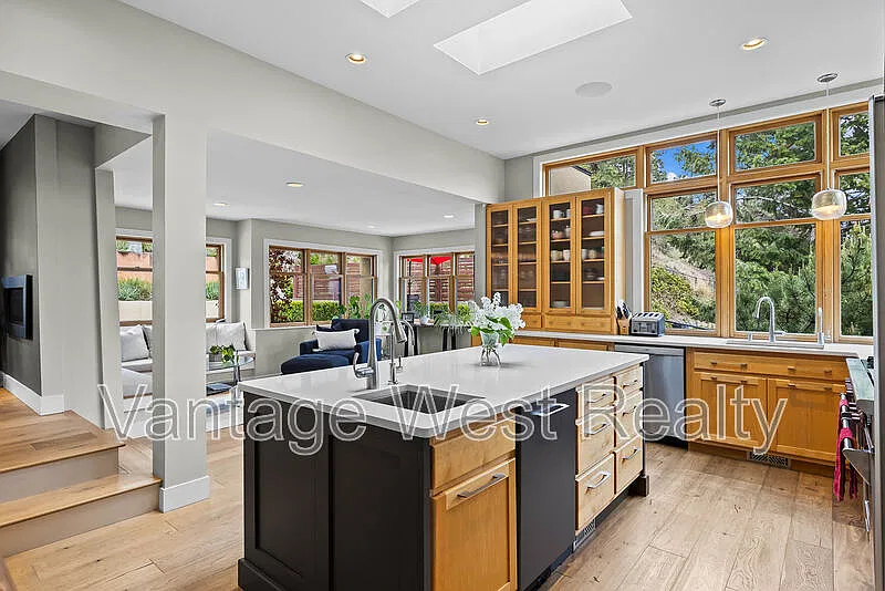 5 bed, 3.5 bath, 5000 sqft, $6,500 — Photo 4