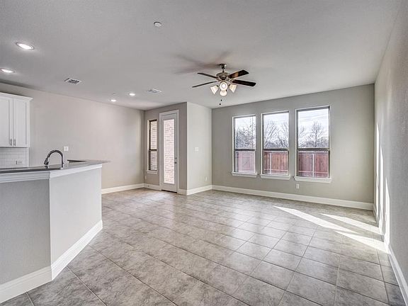 5th image of 2912 Galveston St