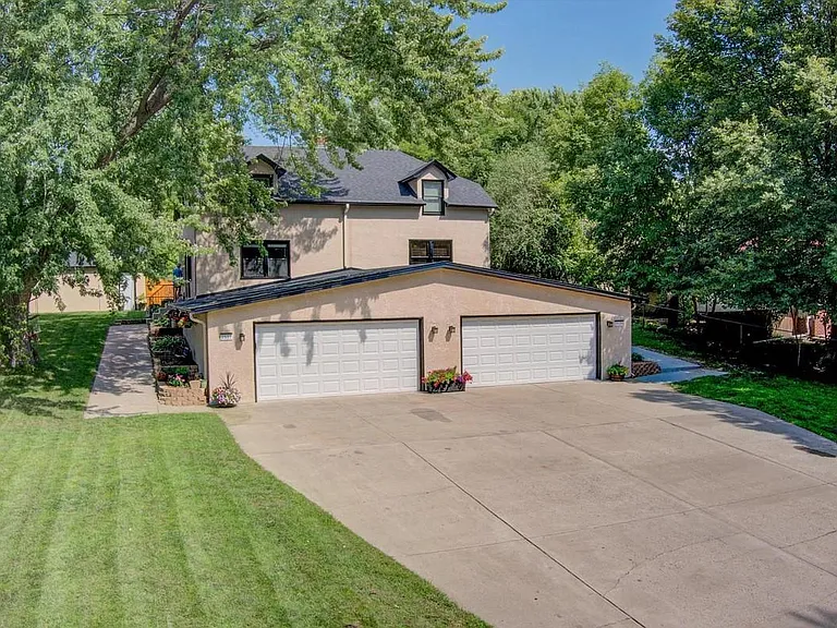 2531 Maple Ln W — Photo 1
