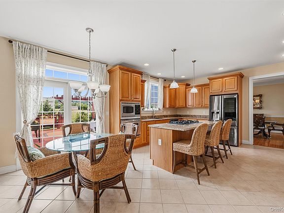 3rd image of 11 Hopeview Court