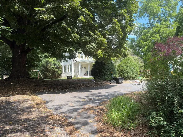 2113 1st St, Staunton, VA 24401