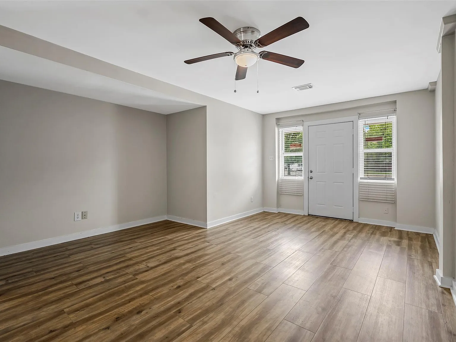 2 bed, 1.0 bath, 1100 sqft, $1,425 — Photo 2