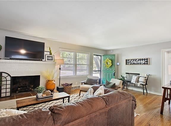 3rd image of 8852 Rainbow Ln