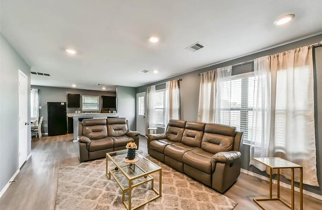 4 bed, 2.5 bath, 1814 sqft, $2,280 — Photo 4