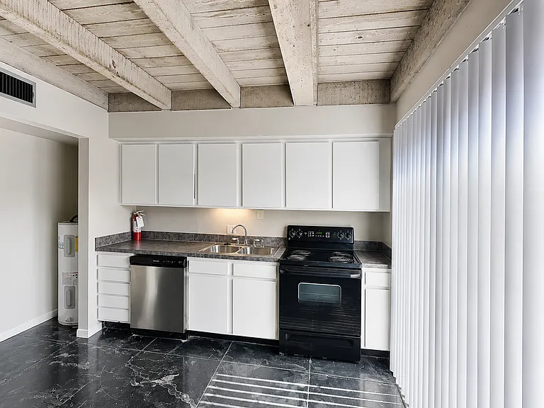 4900 El Campo Ave #6 — Photo 4