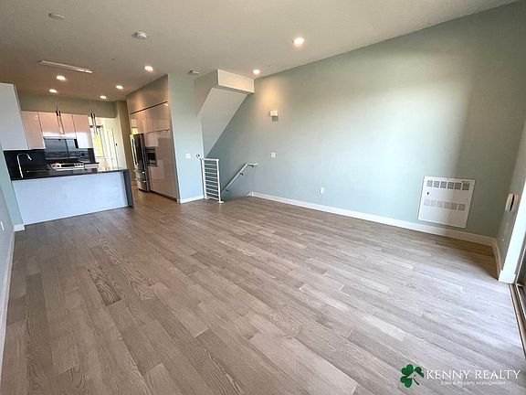 4th image of 584 Hudson Ave