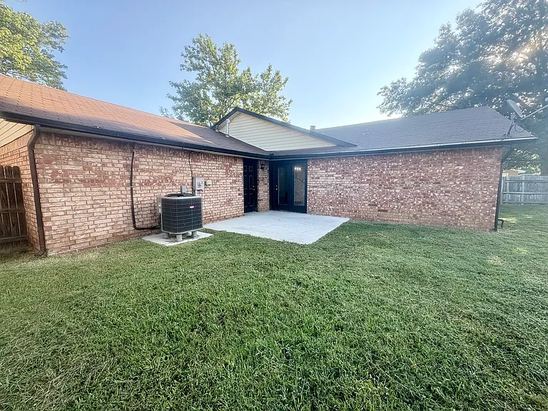 1321 W Pittsburg St — Photo 25