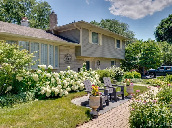 325 Willow Ln, Geneva, IL 60134