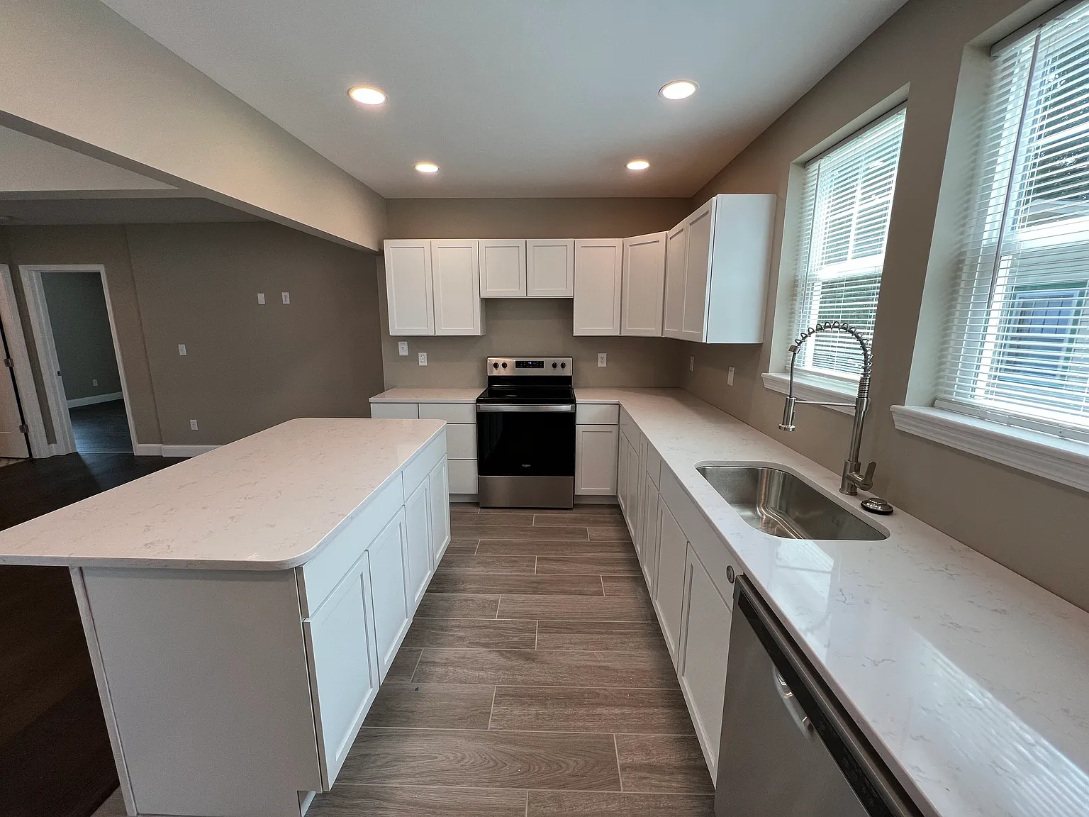 5 bed, 5.5 bath, 2034 sqft, $7,750 — Photo 4