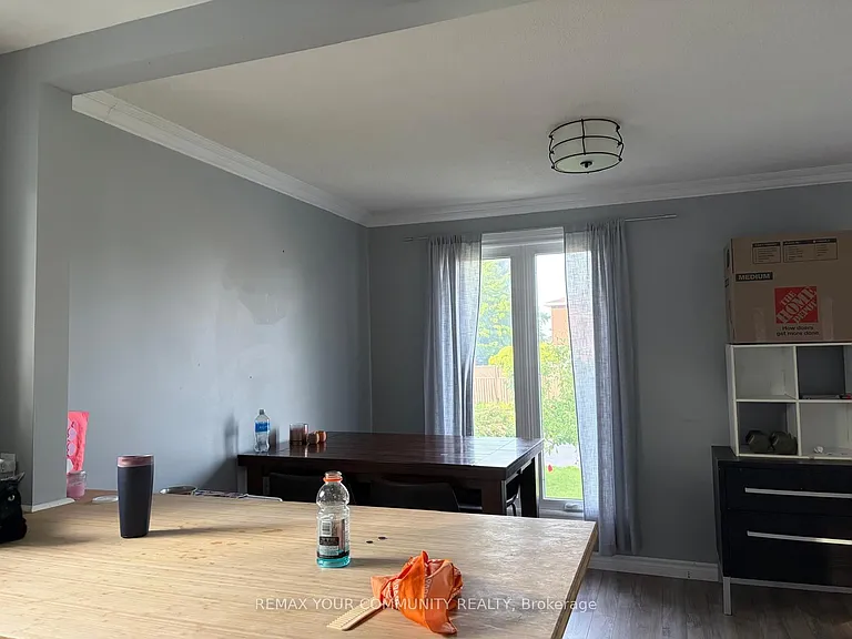 17 Daphne Cres — Photo 3