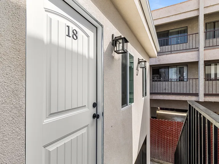 1827 E 4th St #18 — Photo 35