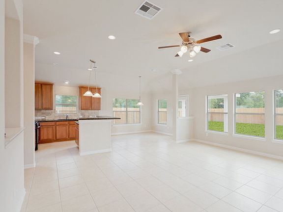 4th image of 101 Brazos Ct