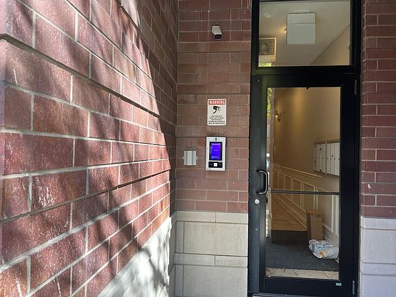 3rd image of 2921 N Lincoln Ave #202