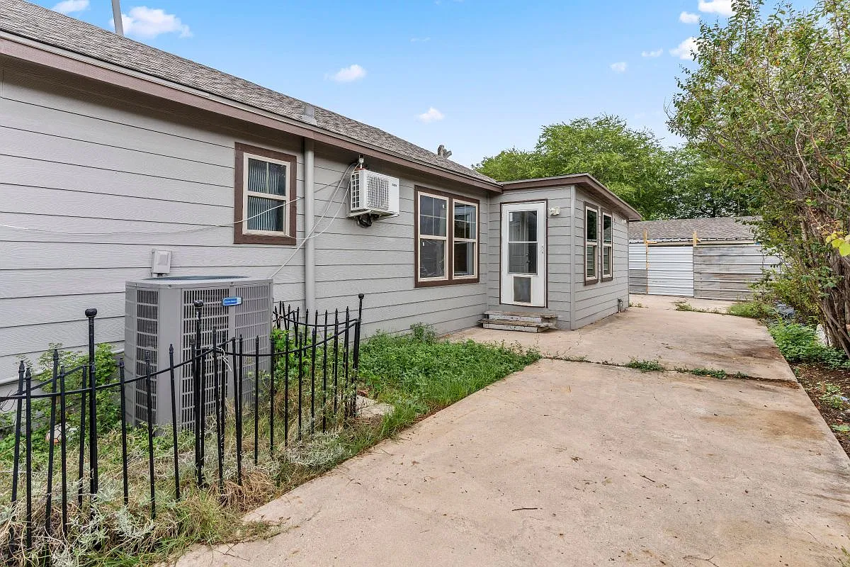 3 bed, 2.0 bath, 1240 sqft, $1,500 — Photo 2