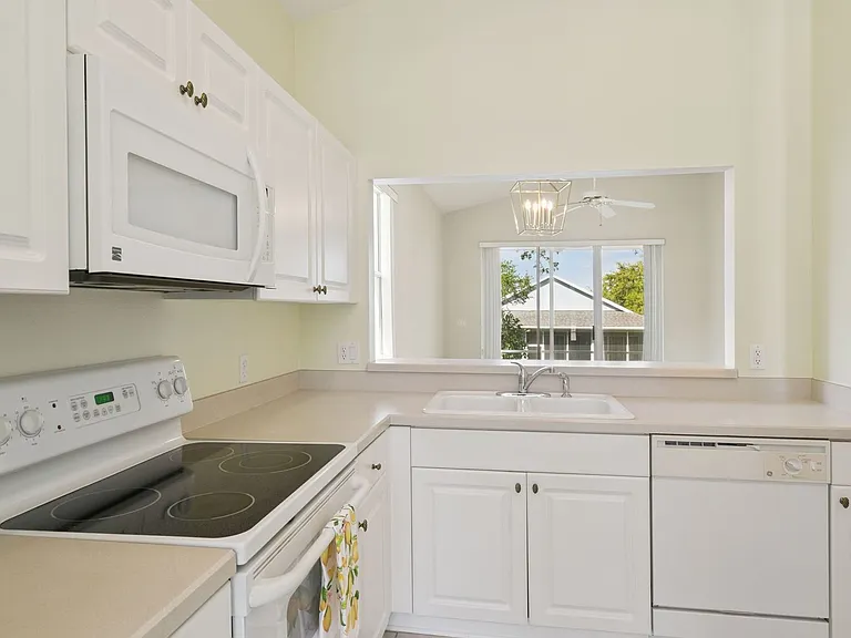 771 Wolf Creek St — Photo 7