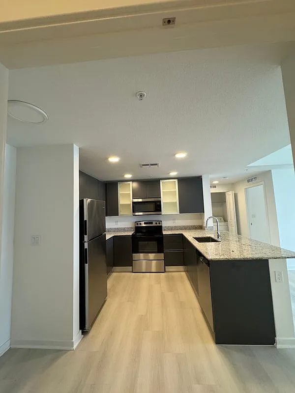 3 bed, 2.0 bath, 1085 sqft, $2,200 — Photo 2