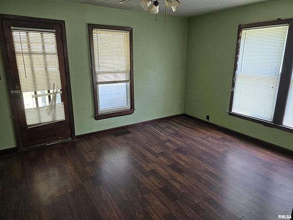 5th image of 558 E Park St