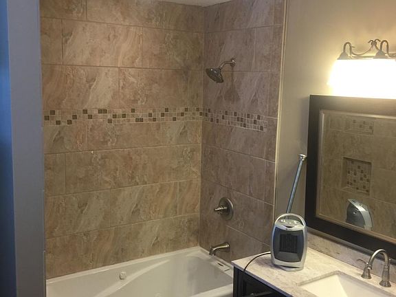 1481A Bathroom With Whirlpool Tub