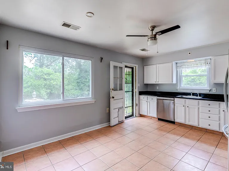 1947 S Arlington Ridge Rd — Photo 6