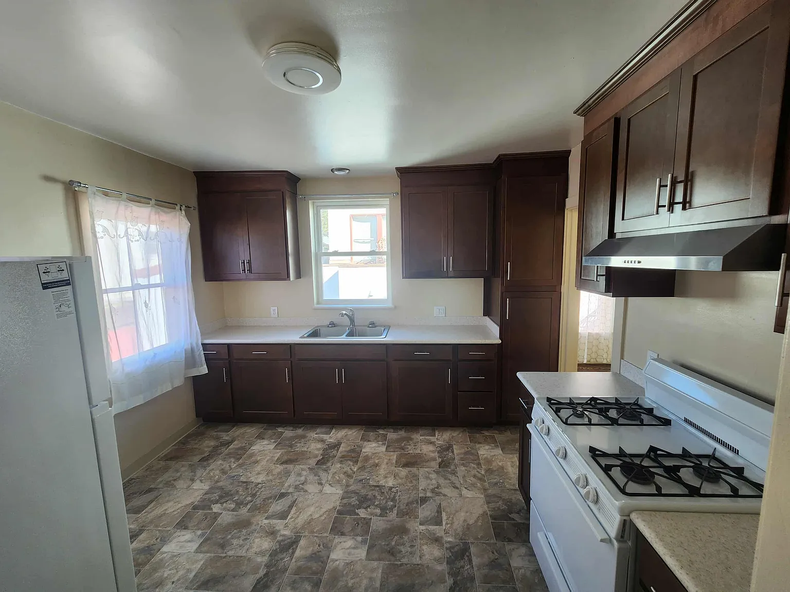 1 bed, 1350 sqft, $2,360 — Photo 3