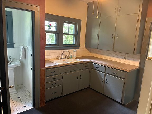 5th image of 2208 E Blaine Ave SE