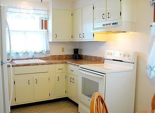Lots of cubboards in this kitchen