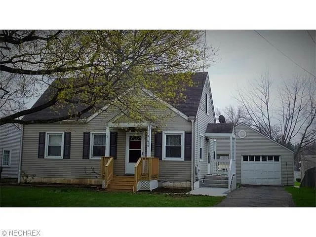 616 E Lake Ave photo 1