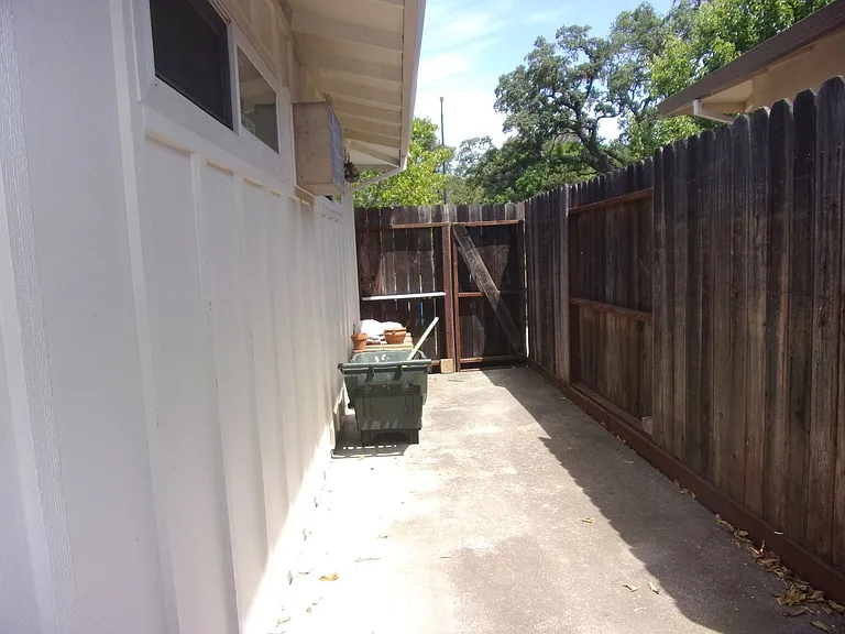 718 Linwood St — Photo 16