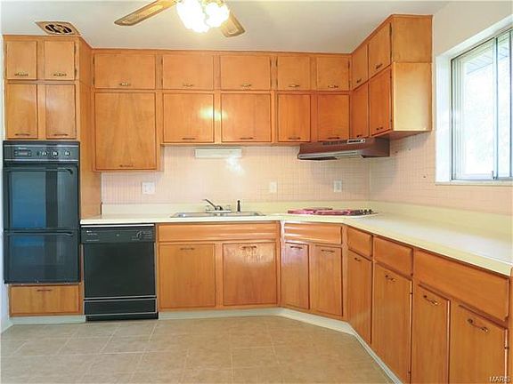 5th image of 122 Cherbourg Dr