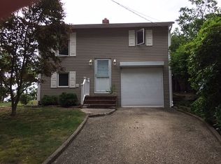 16 Cliff Rd E, Wading River, NY 11792