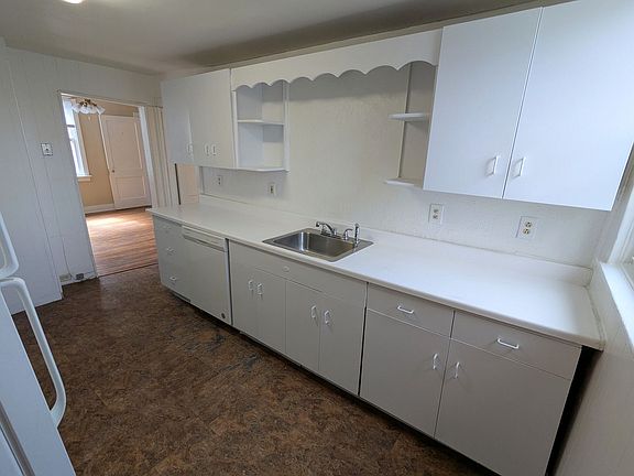 4th image of 1451-1453 Barnsdale St #3L