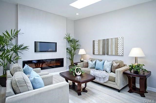 CONTEMPORARY LIVING SPACE