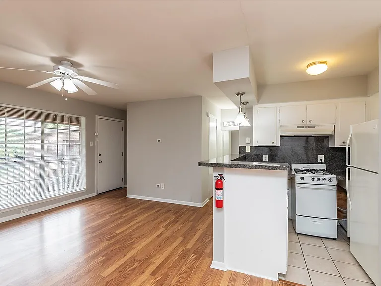 425 Emerson St #13 — Photo 5