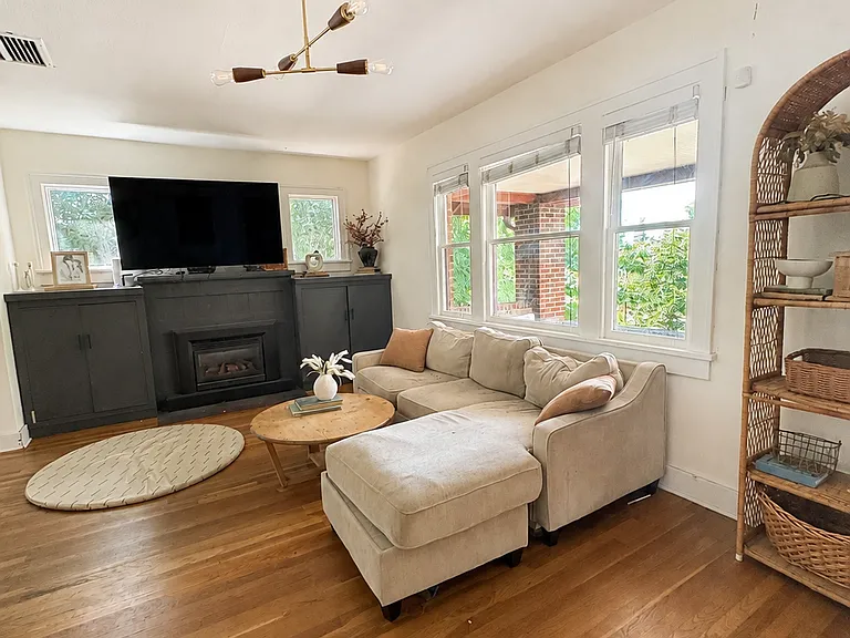 1570 Jasmine St — Photo 2