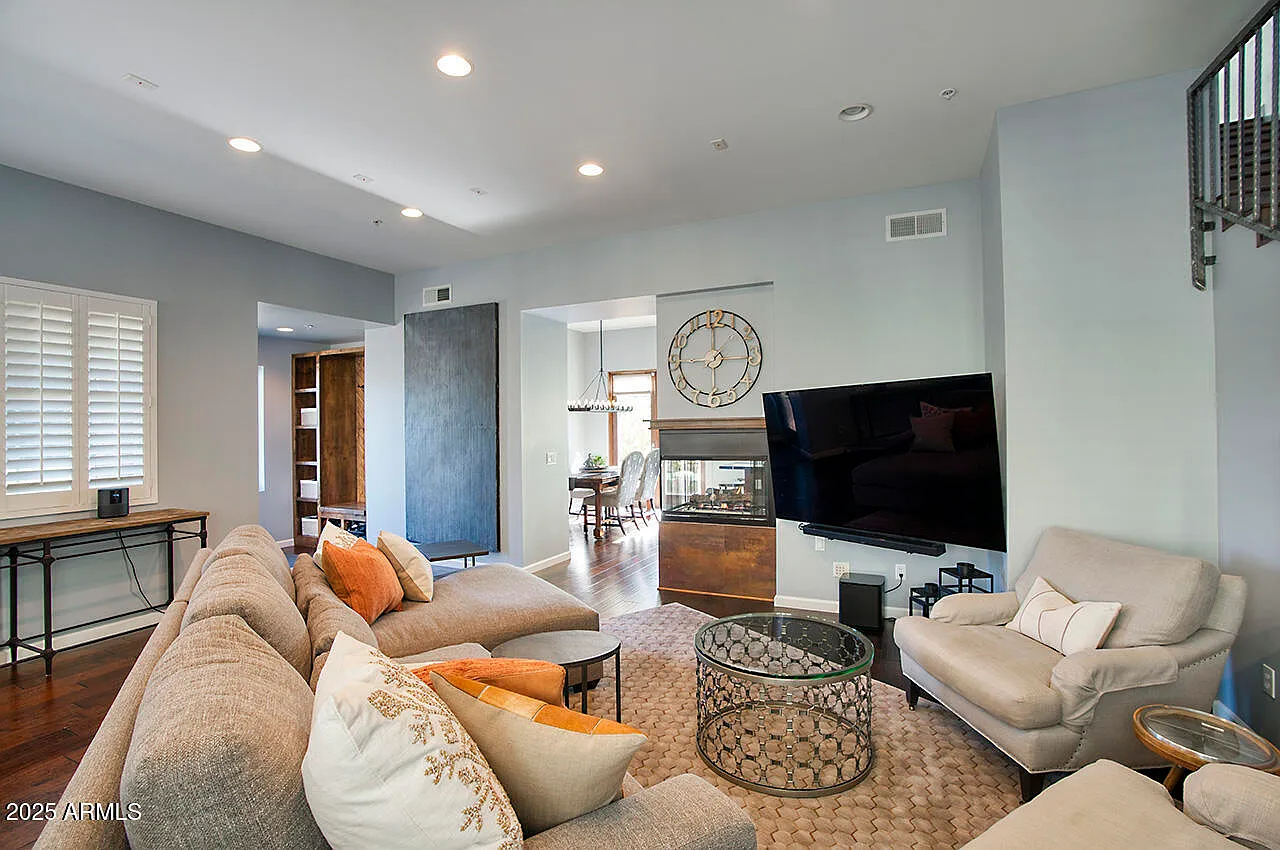 2 bed, 2.5 bath, 2184 sqft, $5,000 — Photo 2