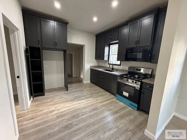 221 E 3rd St #3 — Photo 3