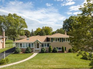 111 Crescent Dr, Glenview, IL 60025