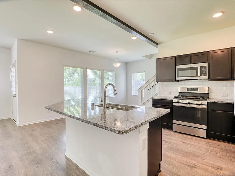 407 Magnolia St — Photo 6