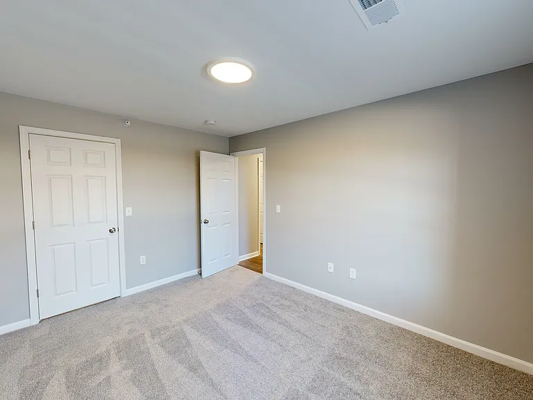 Burlington Oaks Apartments — Photo 35