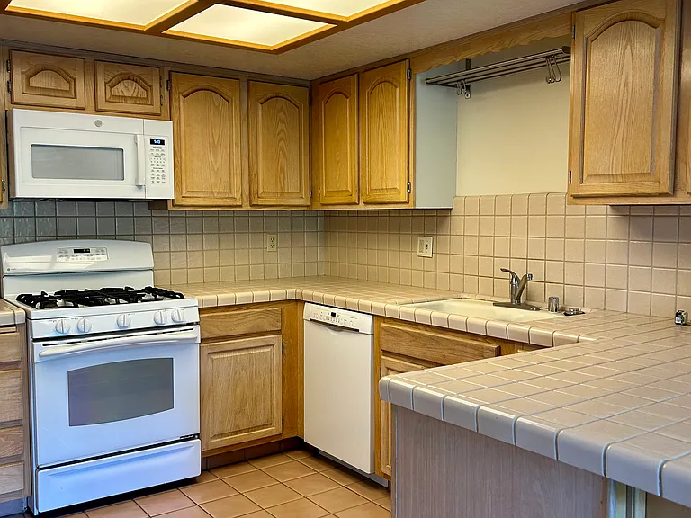 806 Isbel Ct — Photo 8