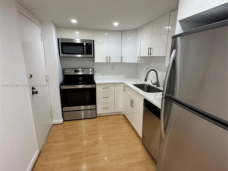 2333 Brickell Ave #1610 — Photo 4