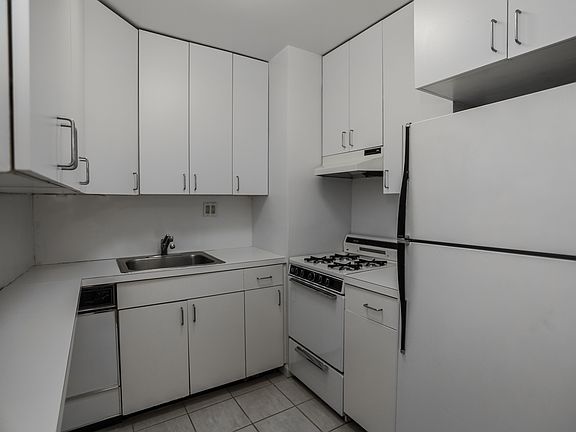 3rd image of 305 E 40th St APT 3B