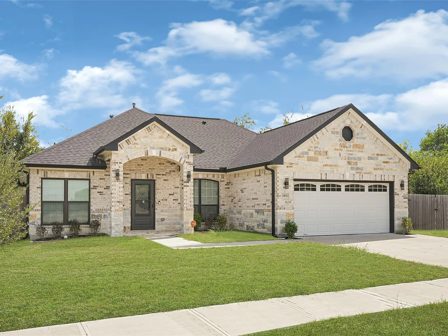 3 bed, 2.0 bath, 1325 sqft, $2,415 — Photo 2