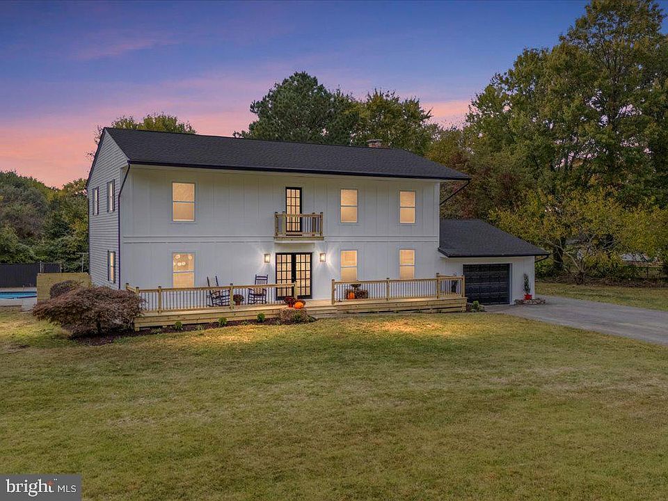 1st image of 302 S Lake Dr