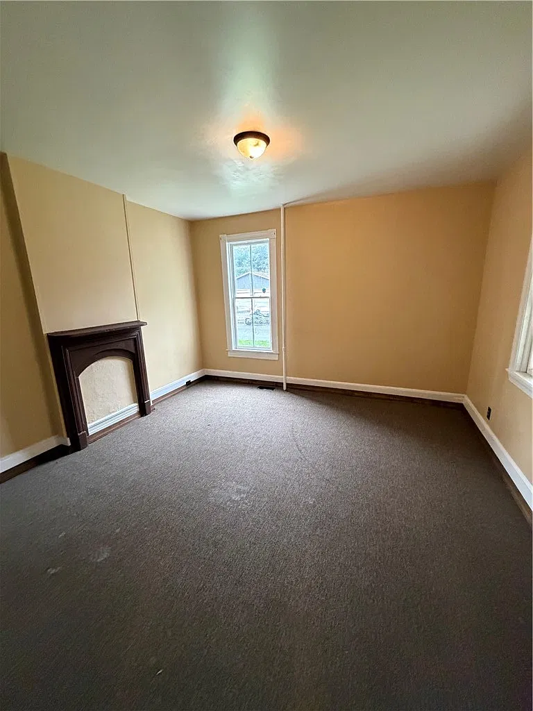 3 bed, 1.0 bath, 1544 sqft, $1,200 — Photo 2