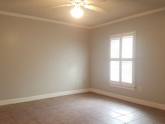 4th image of 106 E Oleander St