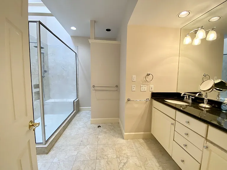 9 Royal Pointe Dr — Photo 23
